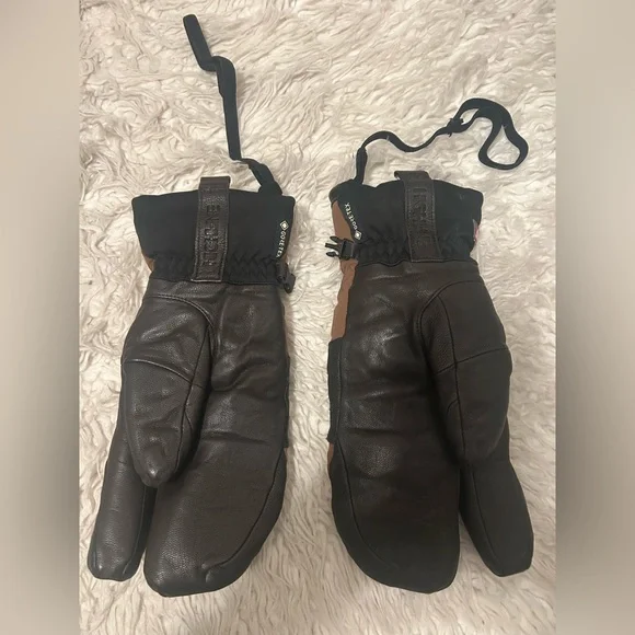 Women’s ski kit complete w/ gently used jacket, pants, leggings, gloves & bag! - Picture 6 of 17